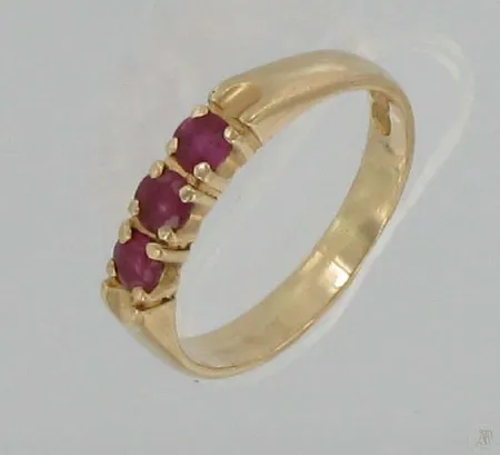 Kivisormus, kivissä säröjä, kaivertamaton, koko 15¾, 585br, paino 2,3g Vikt: 2,3 g