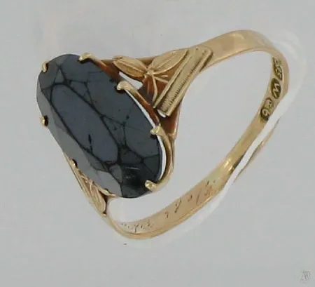 Kivisormus, viallinen, kaiverrettu, koko 18, 585br, paino 1,8g Vikt: 1,8 g