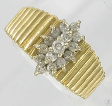 Timanttisormus 1xn.0.05ct 14xn.0.02ct, kaivertamaton, koko 18¾, 585, paino 5,9g Vikt: 5,9 g