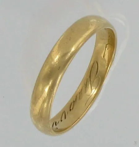 Sileä sormus, kaiverrettu, koko 17½, 750, paino 3,6g Vikt: 3,6 g