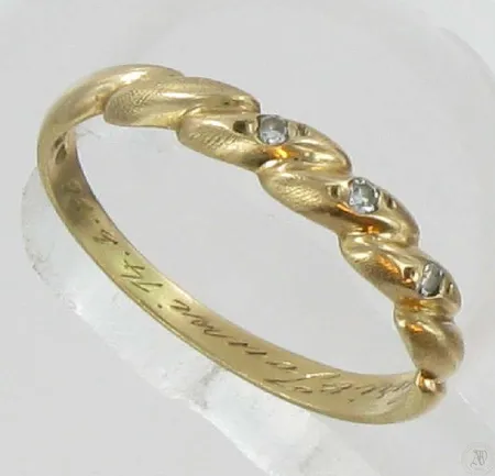 Timanttisormus 3xn.0.005ct, kaiverrettu, koko 16¾, 585, paino 1,4g Vikt: 1,4 g