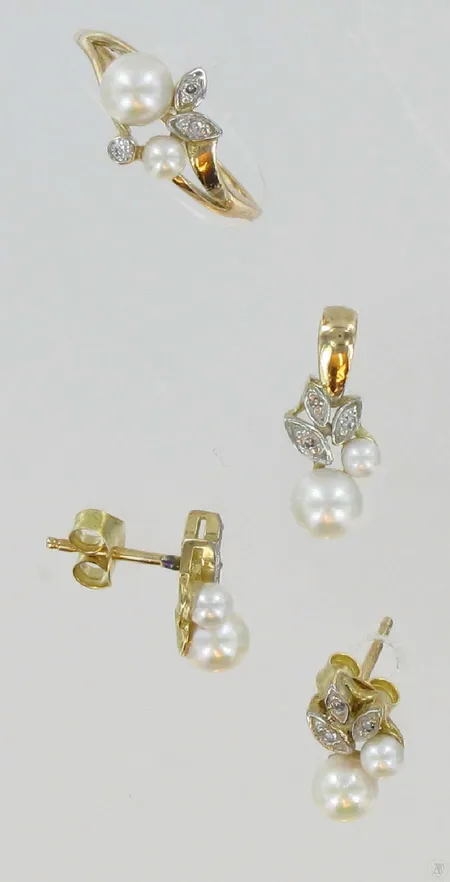 Helmiriipus, -korvakorut ja -sormus timanteilla 12xn.0.005-0.01ct, koko 17¾, 585br, paino 5,2g Vikt: 5,2 g