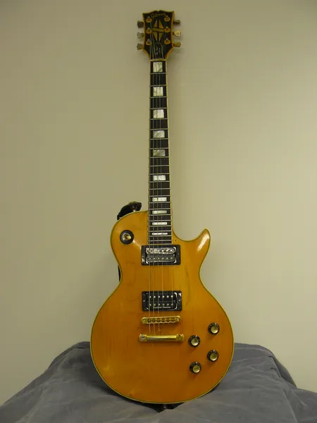 Sähkökitara Gibson Les Paul Custom, Seymor Duncan mikrofoneilla, valmistettu USA, no: 00122065, kulumia, kitaralaukku