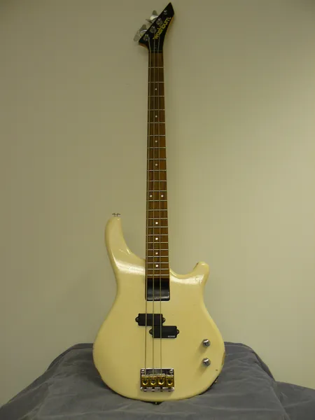 Sähköbasso Washburn B-2, no: 6050037, kulumia, kitaralaukku
