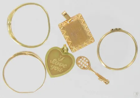 3 Timanttisormusta 8xn.0,005ct viallisia, 3 riipusta kaiverrettu 585 paino 6,3g Vikt: 6,3 g