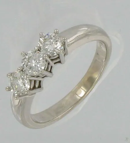 Timanttisormus 3xn.0,25ct, koko 17½, 750vk, paino 4,2g Vikt: 4,2 g