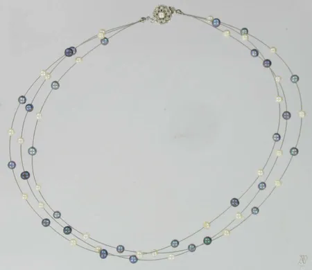 Helmikaulakoru metallilukolla pituus 42cm