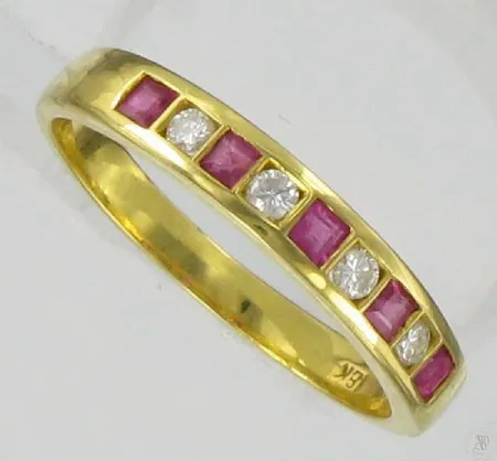 Timanttisormus 4xn.0,03ct punaisilla kivillä, kaivertamaton, koko 17, 750br paino 2,5g Vikt: 2,5 g