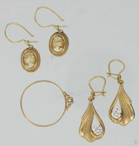 Timanttisormus 1xn.0,005ct kaivertamaton, koko 18½,  kivikorvakorut, cameekorvakorut 585br paino 3,2g Vikt: 3,2 g