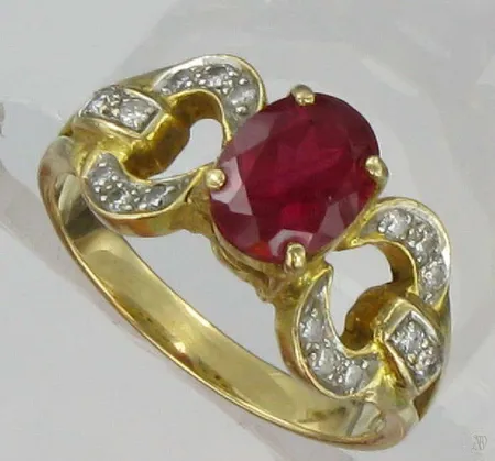 Timanttisormus punaisella kivellä 16xn.0,01ct kaivertamaton, koko 17, 750br paino 4,6g Vikt: 4,6 g