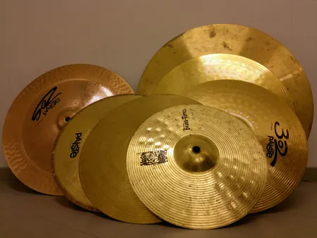 6 Symbaalia Paiste 16" China, Spalsh 12", 14" Hi-Hat top, 14" Crash, 16" Crash, 14" Hi-Hat Bottom, 1 Symbaali ei merkkiäLähetetään postipakettina.