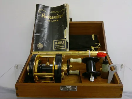 Kela ambassadeur de luxe No 5000, kaksipuolisella kammella helmiäiskahvoin, v.1962, Valmistusnumero 3899, varapuola, öljypullo, ruuviavain, varamutterit ja suojapussi, manuaali puulaatikko hopealaatalla, laatassa ei kaiverrusta