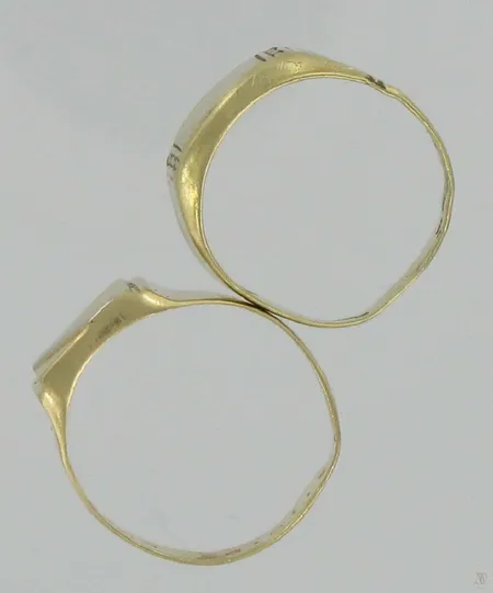 2 Kantasormusta toisessa timantteja 4xn.0,005ct, viallisia, 585, paino 4,8g Vikt: 4,8 g