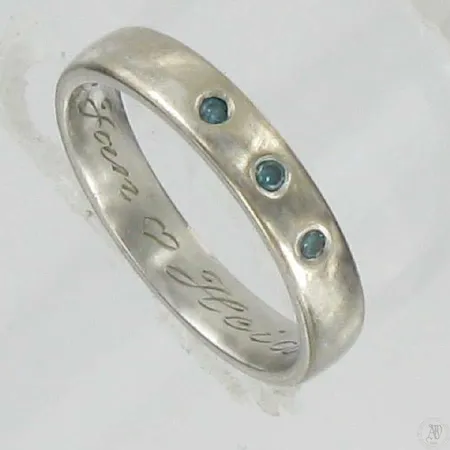 Timanttisormus 3xn.0.01ct, kaiverrettu, koko 16, 750vk, paino 3,6g Vikt: 3,6 g