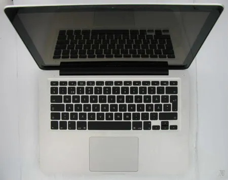Kannettava tietokone Apple macbook pro 13", 2,4ghz, piuhat, ohjeet