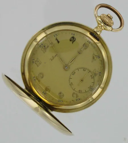 Umpikuorinen kultataskukello Viking, välikuori metallia jossa kaiverrus, 585br, paino 86,9g Vikt: 86,9 g