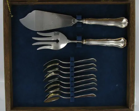 8 Kahvilusikkaa Chippendale 1 kakkuottimet Chippendale, kaivertamattomia, pitoisuus 830 ja 830br, paino 104,9g ja 124,5g puulaatikossa Vikt: 229,4 g