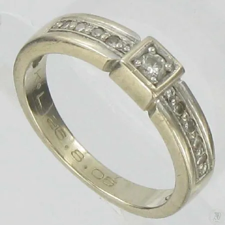 Timanttisormus 1xn.0.05ct  8xn.0.005ct, kaiverrettu, koko 15¾, 585vk, paino 3,1g Vikt: 3,1 g