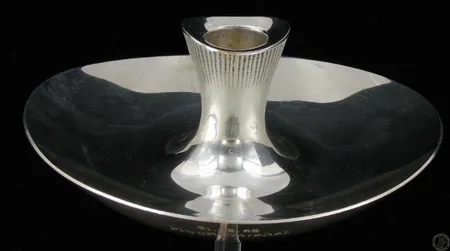 Kynttilänjalka, Tapio Wirkkala, korkeus 6,0cm, kaiverrettu, valmistettu 1962, 813, paino 150,7g Vikt: 150,7 g