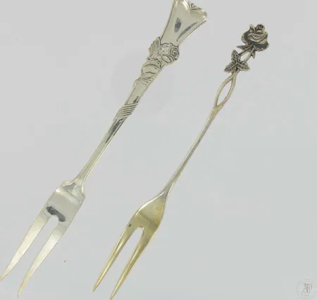 2 Asettihaarukkaa, kaivertamattomia, 813 ja 830, paino 26,2g Vikt: 26,2 g