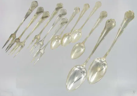 2 Ruokalusikkaa, 1 kahvilusikka, 3 mokkalusikkaa, 6 asettihaarukkaa Chippendale, osassa kaiverrus, 813 ja 830, paino 170,0g Vikt: 170   g