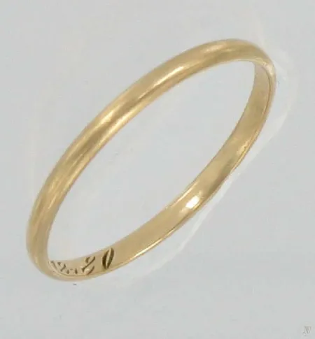 Sileä sormus, kaiverrettu, koko 19, 585, paino 1,1g Vikt: 1,1 g