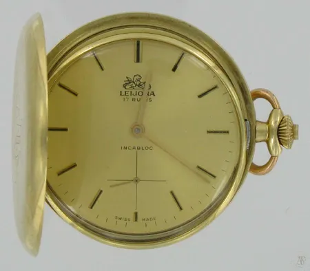 Umpikuorinen kultataskukello Leijona, 17 kivinen, kannet kaiverrettu, välikuori metallia, lasi irti, 585br, paino 71,1g Vikt: 71,1 g