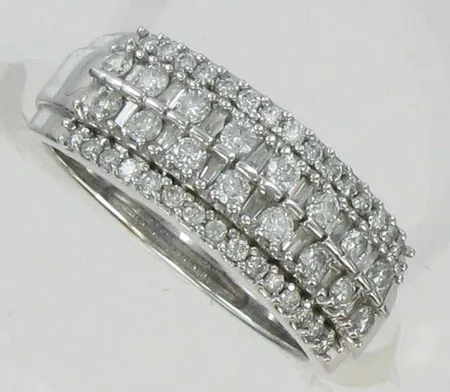 Timanttisormus 16xn.0,03ct, 30xn0,005ct, 16xn.0,01ct baguet kaivertamaton, koko 18½, 585vk paino 6,4g Vikt: 6,4 g