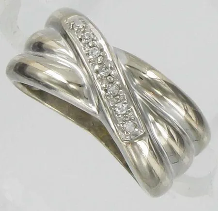 Timanttisormus 7xn.0.005ct, koko 16½, kaivertamaton, 585vk, paino 6,8g Vikt: 6,8 g