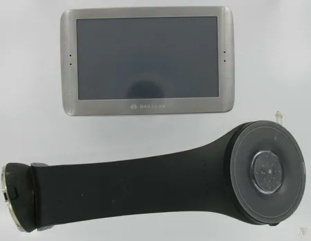 1 Navigaatori Navigon + laturi