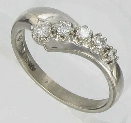 Timanttisormus 5xn.0.01-n.0.06ct, koko 16½, kaivertamaton, 585vk, paino 2,8g Vikt: 2,8 g