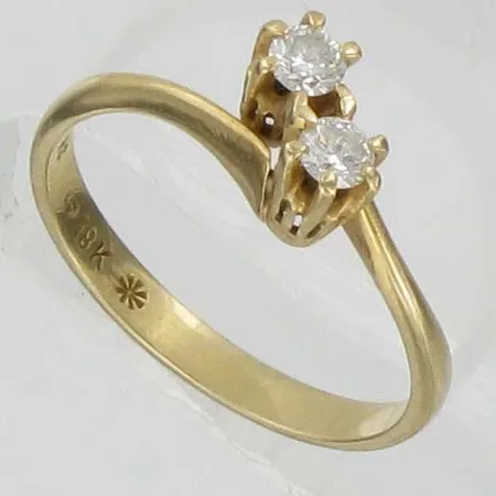Timanttisormus 2xn.0.09ct, koko 16¼, kaivertamaton, 750, paino 2,1g Vikt: 2,1 g