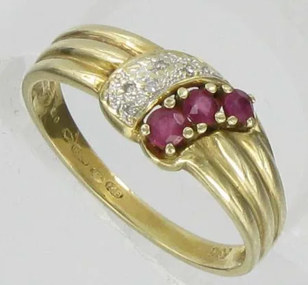 Rubiinisormus timanteilla 5xn.0.005ct, koko 17½, kaivertamaton, 585br, paino 2,5g Vikt: 2,5 g