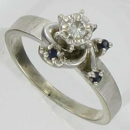 Timanttisormus vk 1xn.0.10ct, kolme pientä safiiria, koko 16¾, kaivertamaton, 585br, paino 3,2g Vikt: 3,2 g