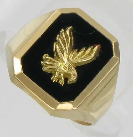 Onyxkantasormus, koko 19, kaivertamaton, rungossa naarmuja, 750br, paino 5,4g Vikt: 5,4 g