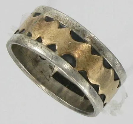 Hopea/kultasormus, koko 16½, kaiverrettu, 813/585, paino 4,9g Vikt: 4,9 g