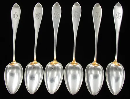 Kuusi hopeista ruokalusikkaa, kaiverrettu, pituus 21,5cm, valmistettu 1942, 813, paino 296,0g Vikt: 296   g