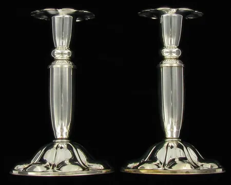 Hopeiset kynttilänjalat, kaivertamattomia, korkeus 13,4cm, Chippendale, 830br, paino 211,7g Vikt: 211,7 g