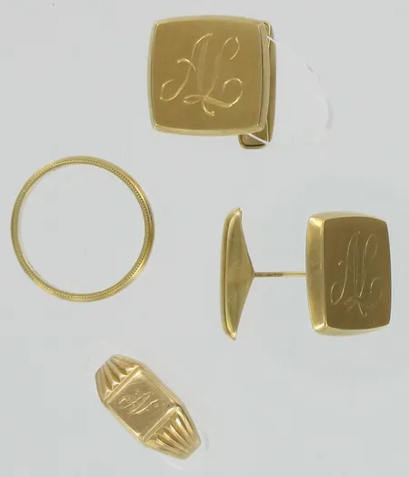 2 Sormusta ja kalvosinnapit kaiverrettuja, 585, paino 11,5g Vikt: 11,5 g