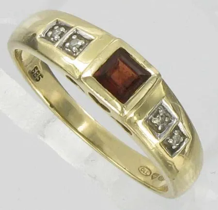 Timanttisormus 4xn.0,005ct granaatilla, kaivertamaton, koko 19, 585br paino 3,2g Vikt: 3,2 g