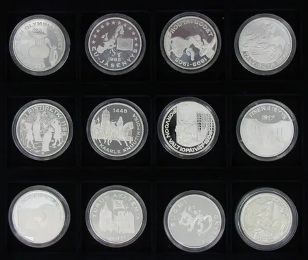 11 hopeista juhlamitalia Suomen Hopea-aarre, viimeinen hopeinen Belgian Frangi, 925 paino 308,8g  puulaatikossa