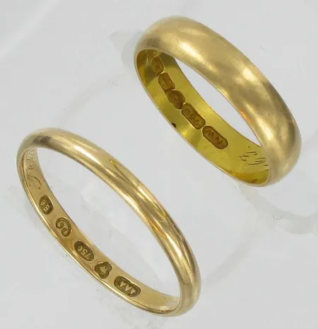 Kaksi sileää sormusta, kaiverrettuja, koko 18½ ja 22½, 750, paino 8,0g Vikt: 8   g