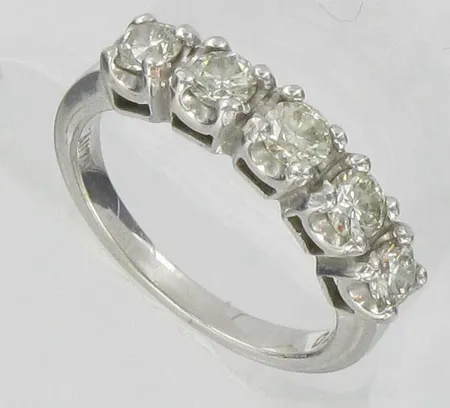 Timanttisormus 5x.0.17-0.20ct, kaivertamaton, koko 16¾, 750vk, paino 4,9g Vikt: 4,9 g