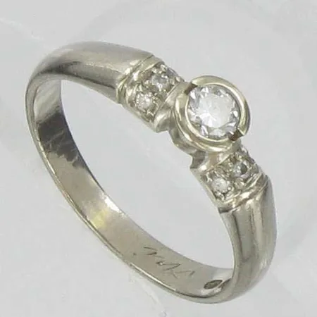 Timanttisormus 1xn.0.15ct 6xn.0.005ct, kaiverrettu, koko 15½, 750vk, paino 3,0g Vikt: 3   g