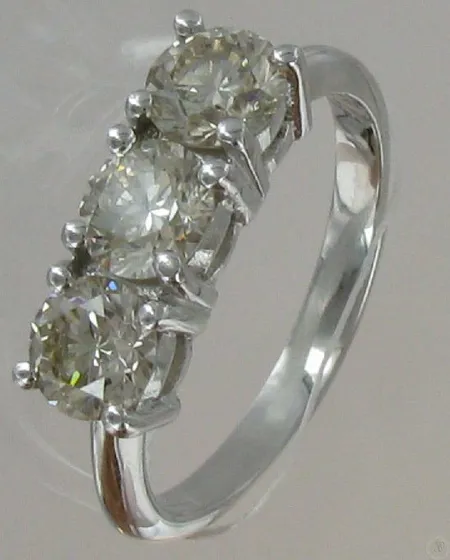 Timanttisormus 3xn.0,65ct, kaivertamaton, koko 18½, 750, paino 5,1g Vikt: 5,1 g