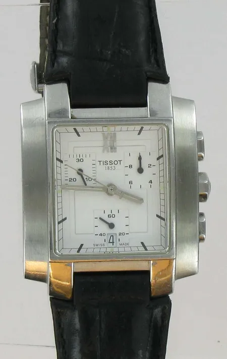 Teräsrannekello Tissot 1853 nahkarannekkeella, malli L875 975K, kellonranneke kulunut, quartz