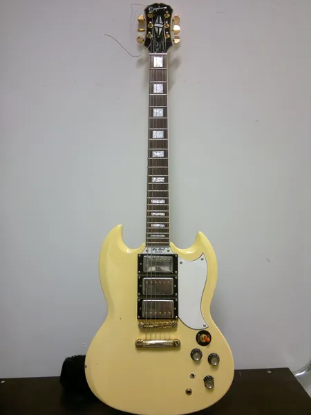 Sähkökitara Epiphone Les Paul Custom, viallinen, sarjanumero I01033233, laukku Ota yhteys panttilainaamoon kuljetusmaksusta sopimiseksi.