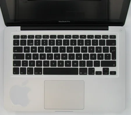 Kannettava tietokone MacBook Pro, malli A1278, 13 tuuman näyttö, 2.4Ghz, 4GB, virtajohto, adapteri ja ohjekirjat Ota yhteys panttilainaamoon kuljetusmaksusta sopimiseksi.