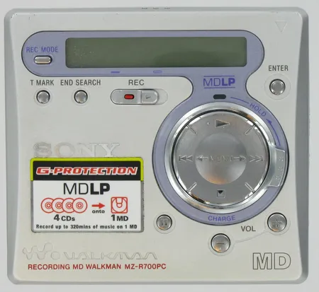 MD-soitin Sony Walkman MZ-R700PC, kuulokkeet ja suojakotelo
