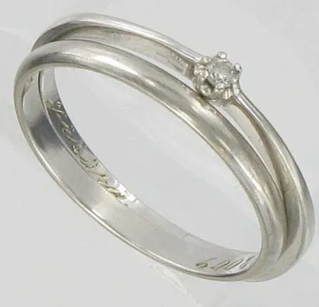 Timanttisormus 1xn.0.01ct, koko 18 ja sileä sormus, koko 17½, kaiverrettuja, 585vk, paino 2,8g Vikt: 2,8 g